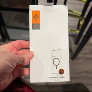 Spigen MagFit Case for iPhone 6.9" (2024) - White clear